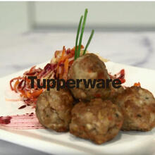 Albóndigas de ternera y cerdo con ensalada fresca