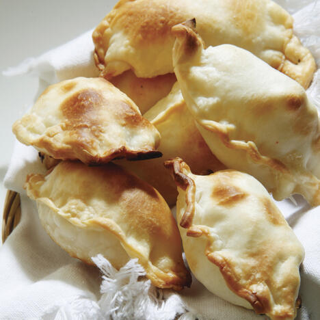 Tupperware Empanada de jamón, verdeo y provolone 