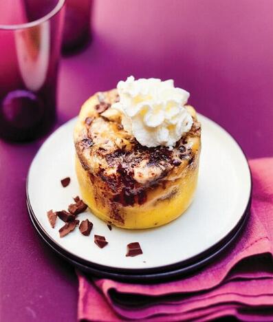 Tupperware Flan de banana con  crema chantilly 