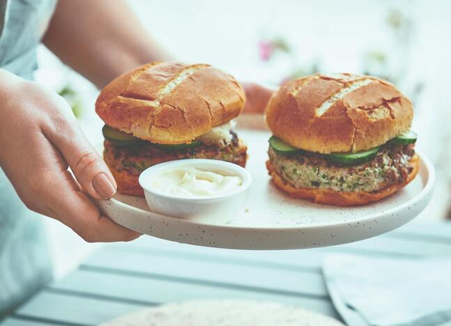 Tupperware Hamburguesa de pollo, jalapeño y palta 