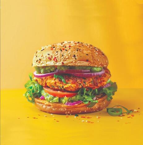 Tupperware Hamburguesa veggie de zanahorias, zucchini y queso pategras con crema de palta